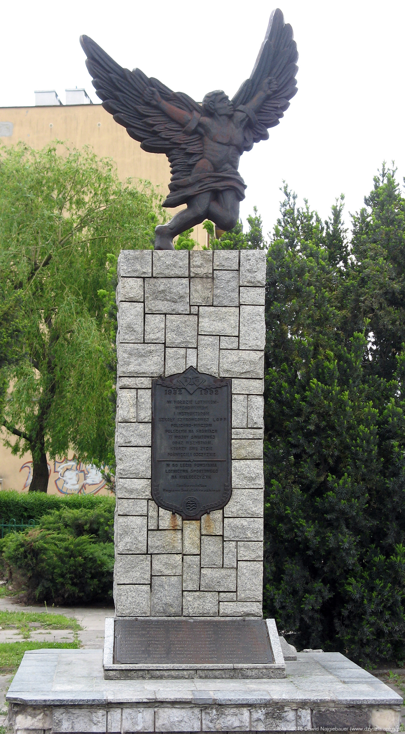 Pomnik w hołdzie lotnikom szkoły w Pińczowie
